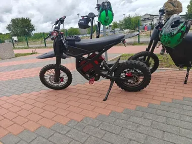 Pięcioro nieletnich na hulajnogach i Surronach wpadło w 3 godziny