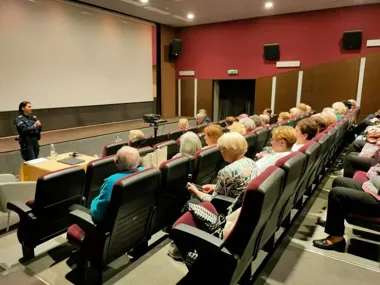 Seniorzy z Ostrołęki usłyszeli, jak oszuści polują dziś na ich dane