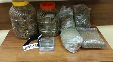 Ponad kilogram marihuany pod Ostrołęką - policja weszła do domu