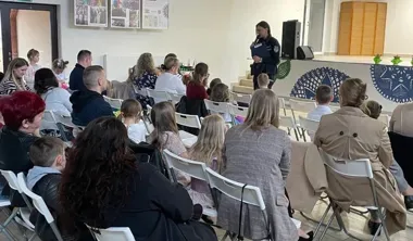 W Łysych policjanci pokazali dzieciom, jak ominąć zagrożenia