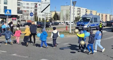 Patrole zamiast pościgu - policja pilnowała marszu dla autyzmu w Ostrołęce