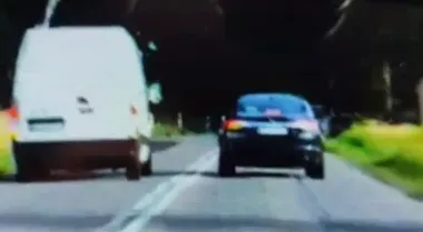Kierowca busa wyprzedzał na zakręcie. Trzy osoby mogły zginąć