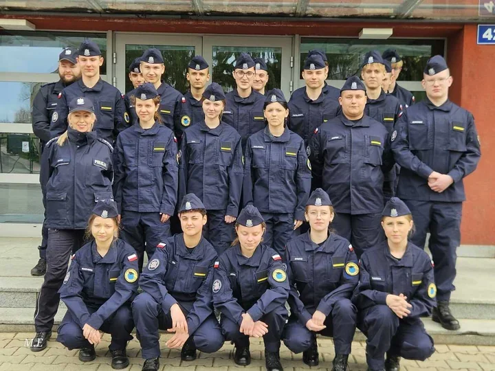 Uczniowie z Ostrołęki weszli do centrum, gdzie szkoli się policjantów