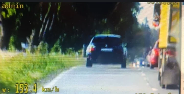 Wyprzedzał pięć samochodów o 63 km/h za szybko. Stracił prawo jazdy